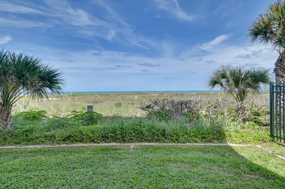 Walkable Cocoa Beach Condo w/ Ocean Views House in Seacrest Beach