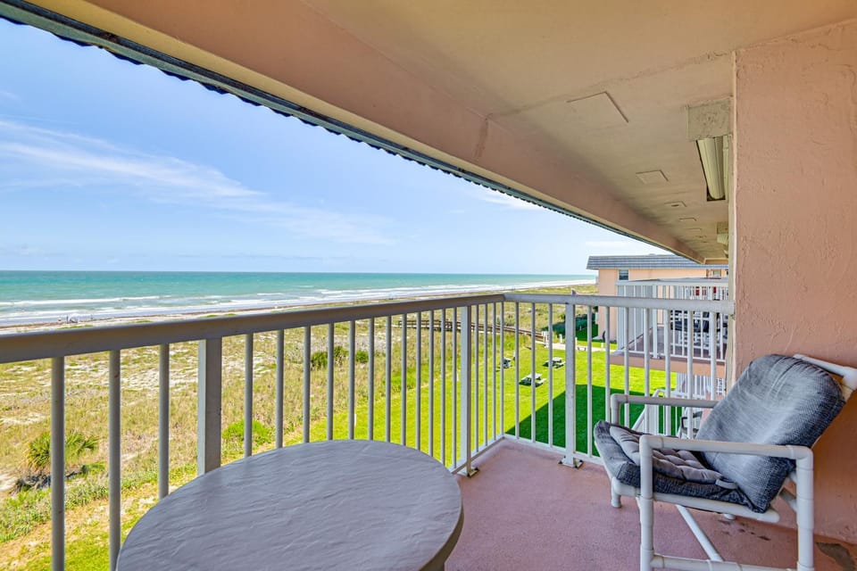 Oceanfront Condo w/ Pool! Boardwalk to Cocoa Beach House in Seacrest Beach