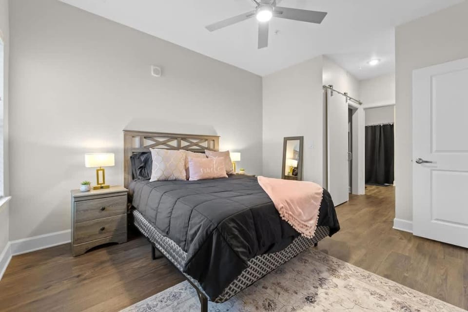 Stylish Gulch Retreat - Near Broadway Apartment in The Gulch