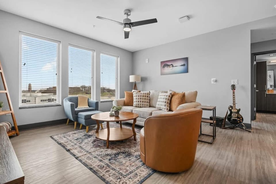 Stylish 2BR Near Sylvan Park- Music City Views Apartment in Nashville