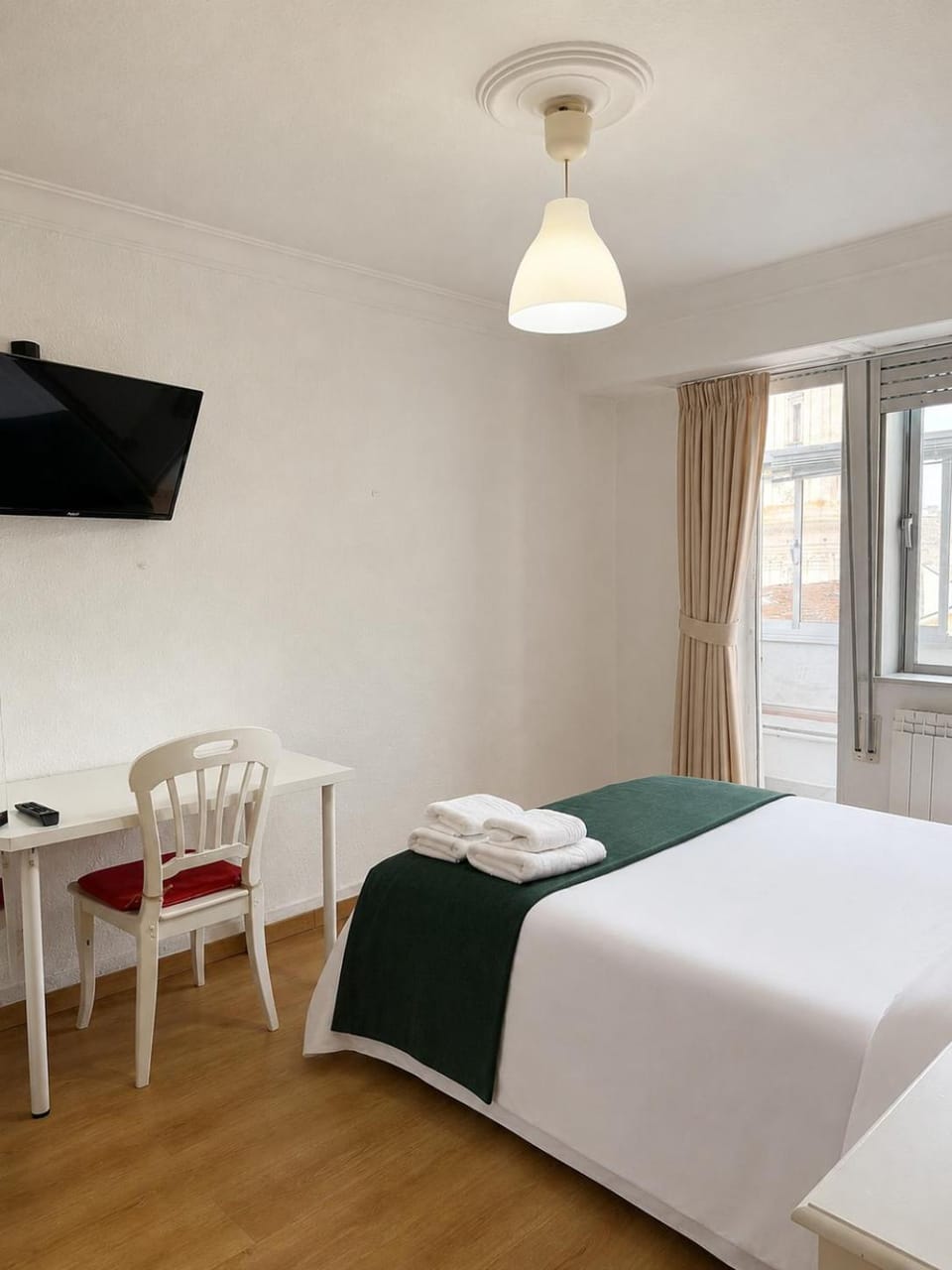 Bed, TV and multimedia, Photo of the whole room, Bedroom, City view, towels