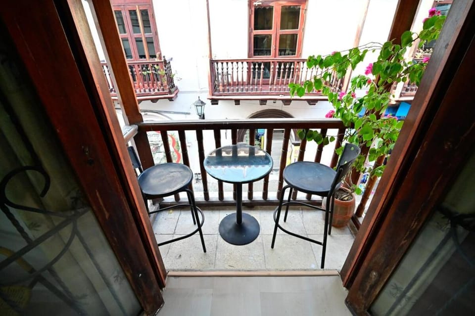 Walled City Visitors Ok 5 bedroom with Jacuzzi Apartment in Cartagena