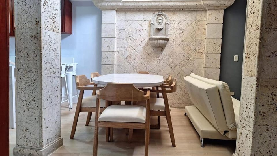 Walled City Visitors Ok 5 bedroom with Jacuzzi Apartment in Cartagena