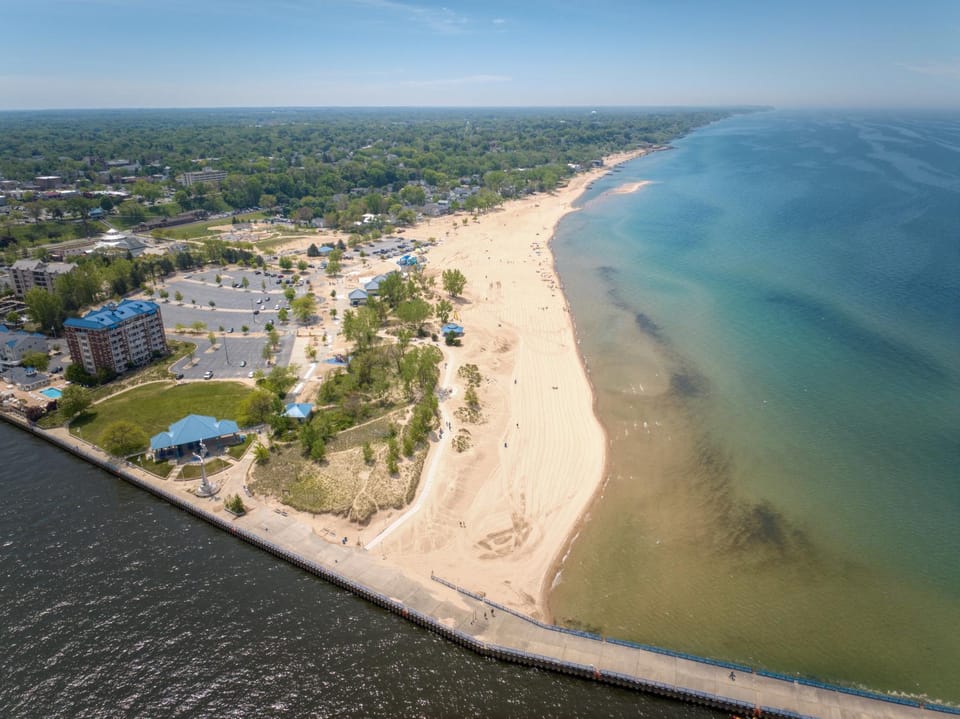 Benton Beach House 4 Bedrooms 3 Full Bathrooms Bike to Beach and St Joseph River Arcade Games Cornhole Firepit Grill House in Michigan