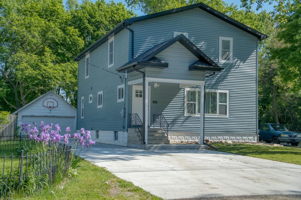 Benton Beach House 4 Bedrooms 3 Full Bathrooms Bike to Beach and St Joseph River Arcade Games Cornhole Firepit Grill House in Michigan