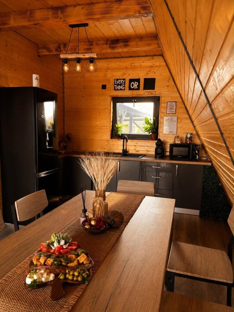 Kitchen or kitchenette, Food and drinks, Seating area, Dining area, Food