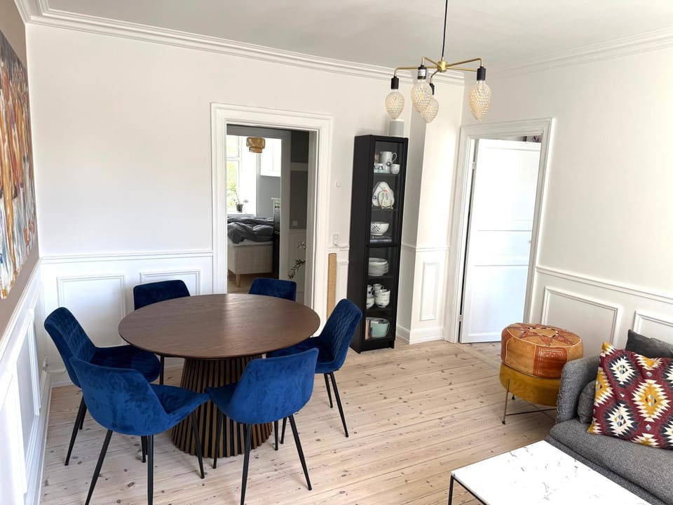 Seating area, Dining area