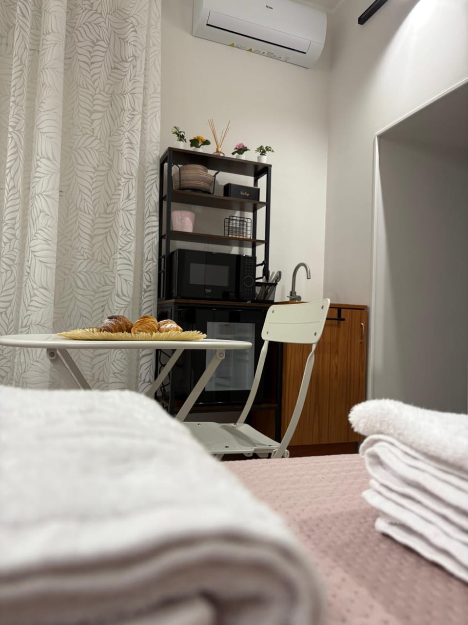 Bed, Bedroom, Breakfast, towels