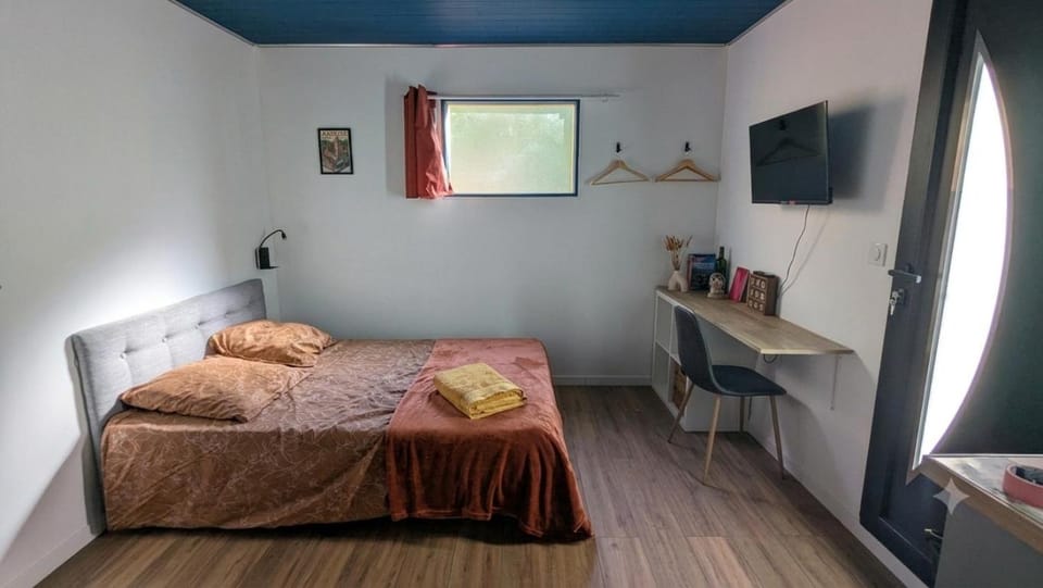 Photo of the whole room, Bedroom