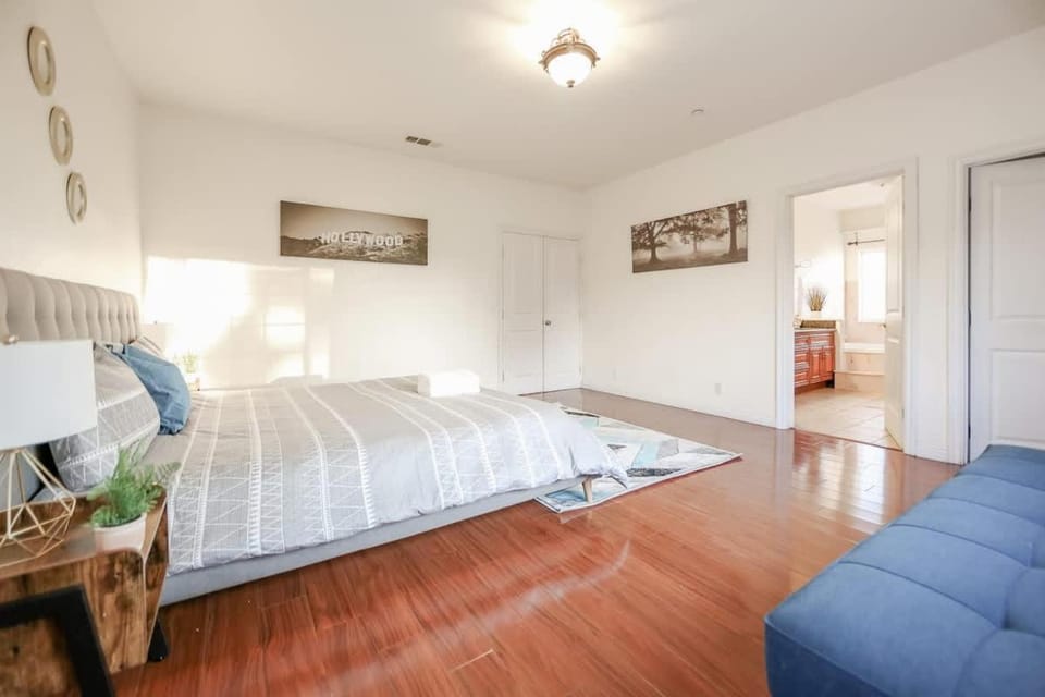 Huge Memory Foam King Mattress - Gated Parking - Fifa Friendly for Families or Friends House in Arcadia