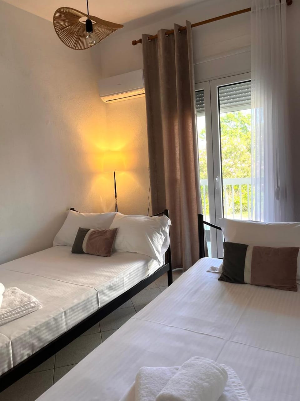 Bed, Photo of the whole room, Bedroom, towels