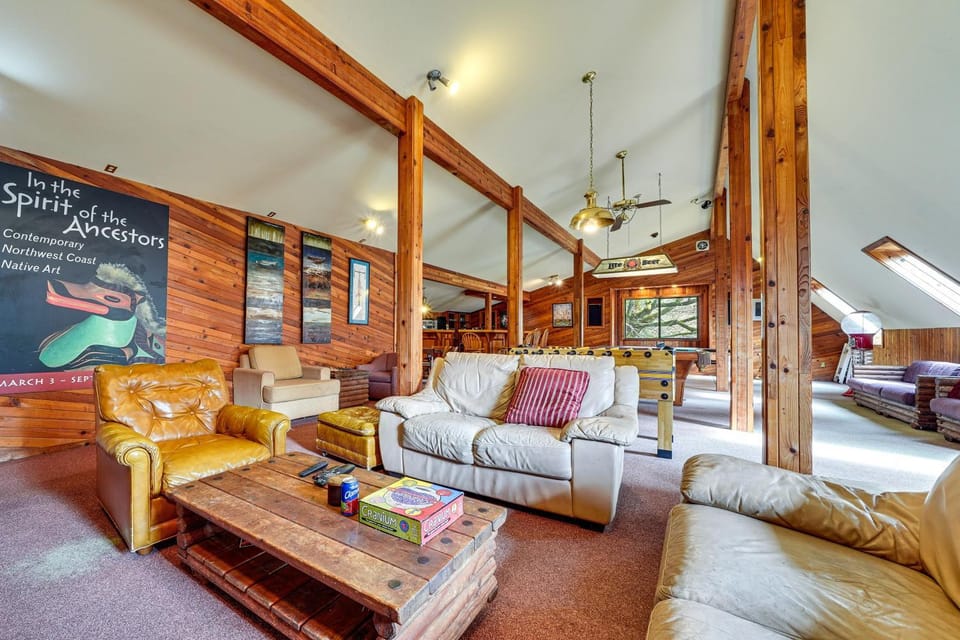 Gig Harbor Log Estate w/ Classic Cars & Game Room! House in Puget Sound