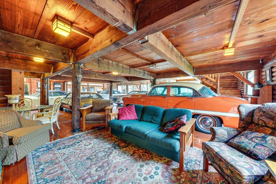 Gig Harbor Log Estate w/ Classic Cars & Game Room! House in Puget Sound