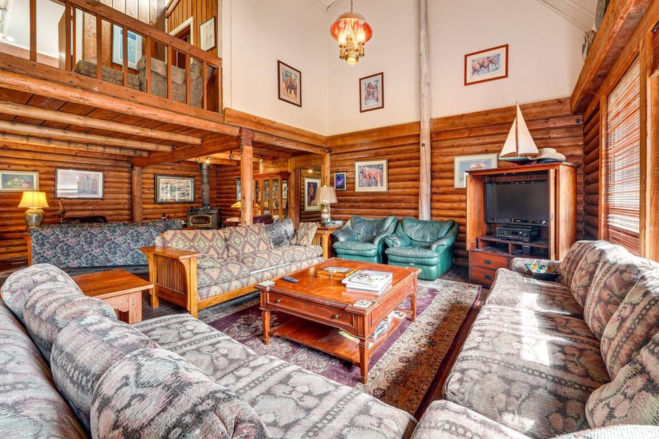 Gig Harbor Log Estate w/ Classic Cars & Game Room! House in Puget Sound