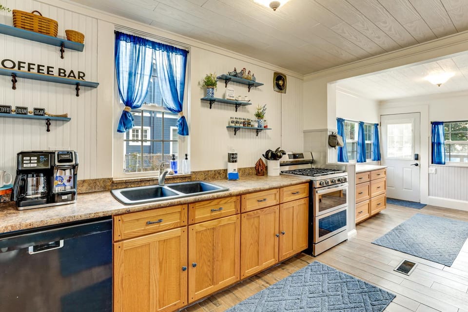 Walk to Stetson and Historic Downtown DeLand! House in DeLand