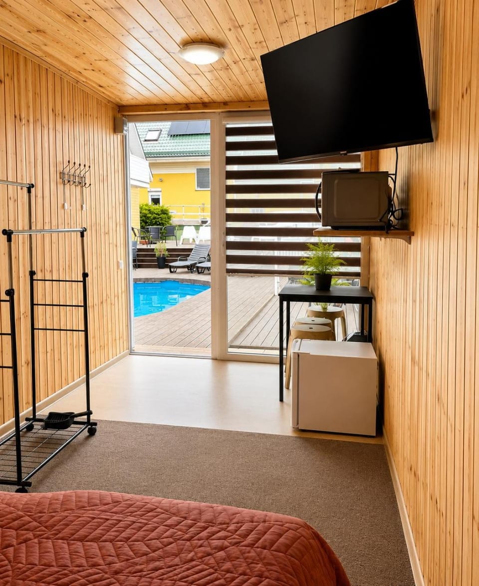 TV and multimedia, Photo of the whole room, Bedroom, Pool view