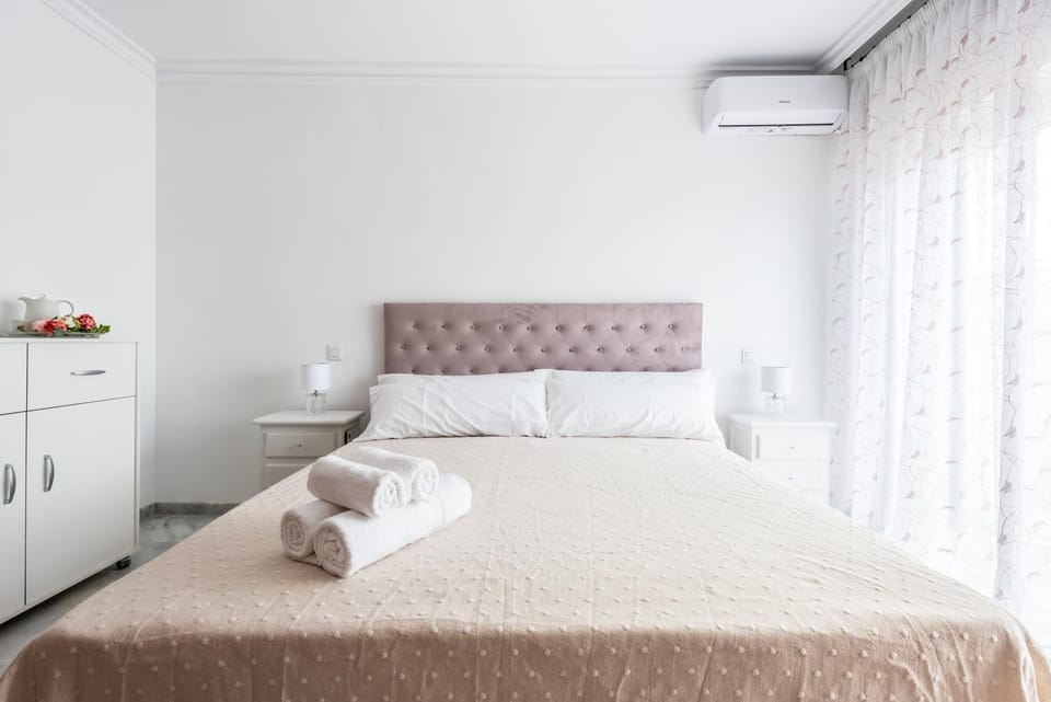 Bed, Photo of the whole room, Bedroom, towels, air conditioner
