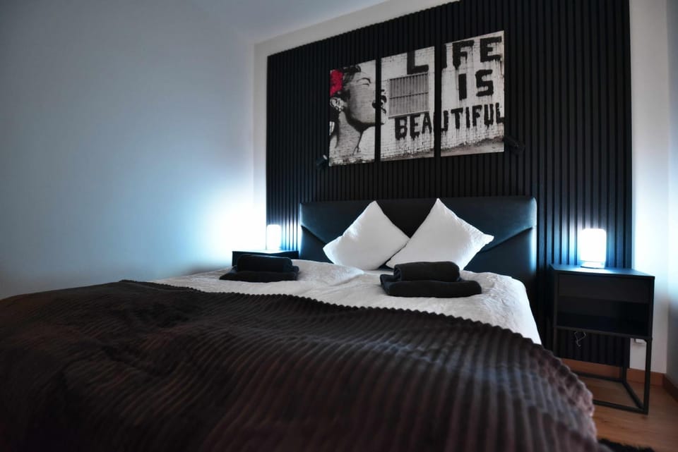 Bed, Photo of the whole room, Bedroom, towels