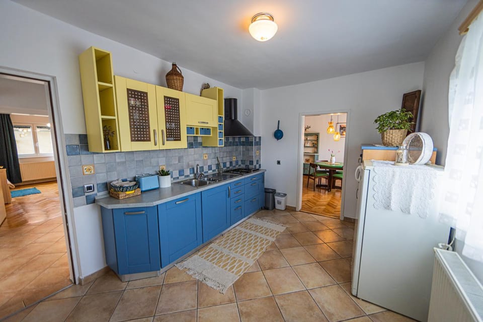 Kitchen or kitchenette, dishwasher, oven, pet friendly, stove