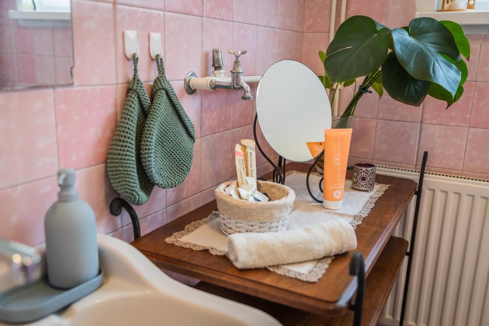 Bathroom, Decorative detail, towels