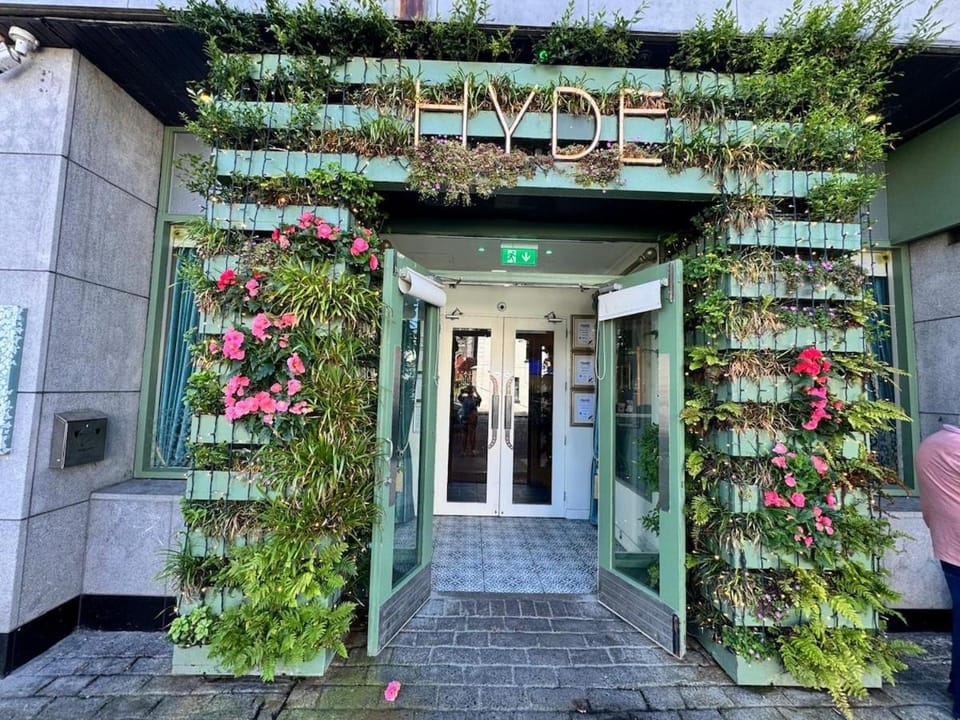 Ground floor 2BR parking x 2 train and bus 5 min Apartment in Galway