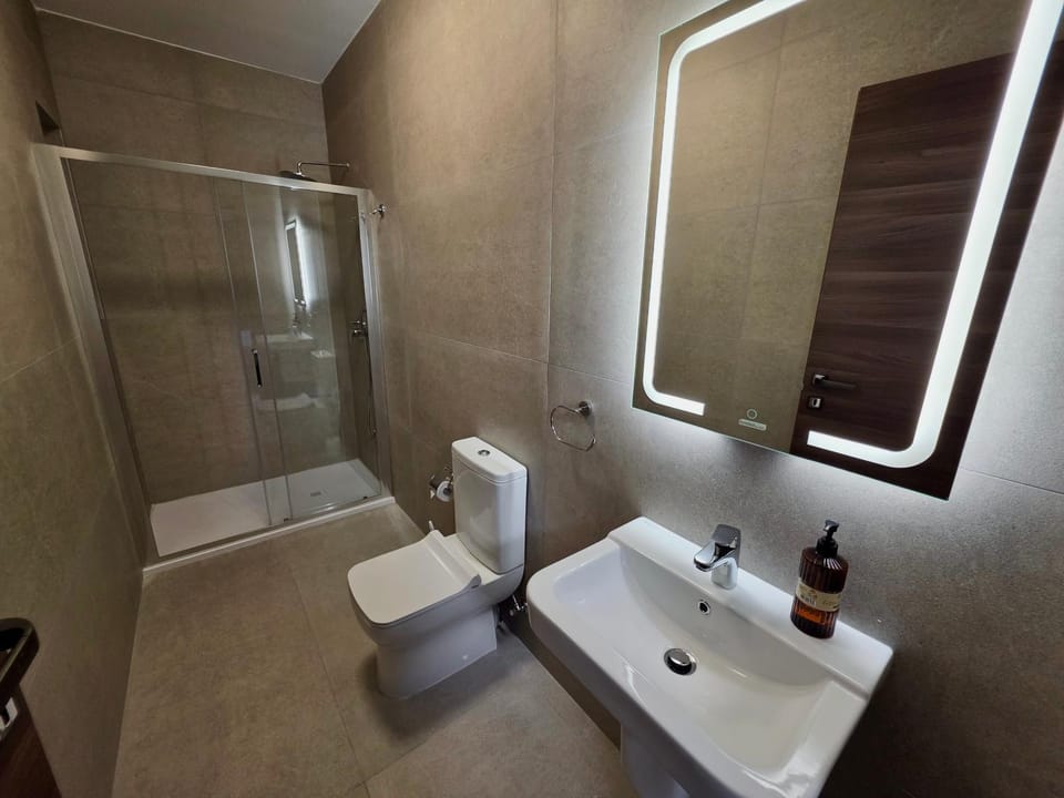 Shower, Toilet, Bathroom, towels