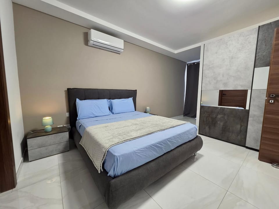 Bed, Photo of the whole room, Bedroom, air conditioner