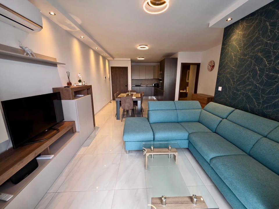 TV and multimedia, Living room, Seating area, Evening entertainment, air conditioner