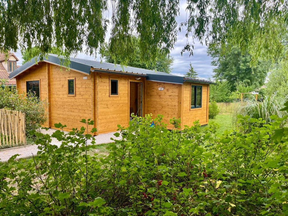 DOMAINE DES GALLINACES CHALET COUCOU - bord d'étang 4-6 personnes Chalet in Bourgogne-Franche-Comté