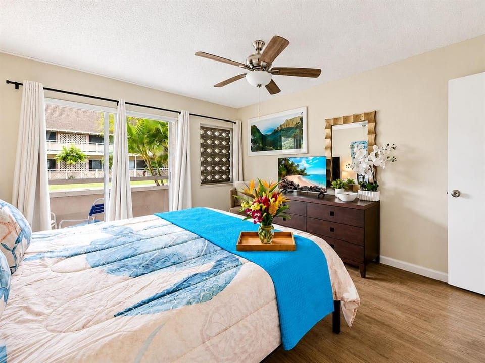 3 min Walk to Beach ! AC ! Garden Unit ! Renovated ! 3 Pools Apartment in Wailua