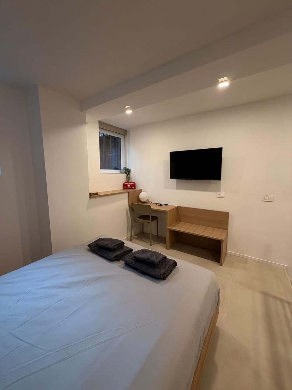 Bed, TV and multimedia, towels