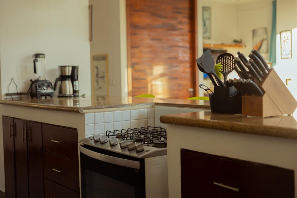 Kitchen or kitchenette, minibar