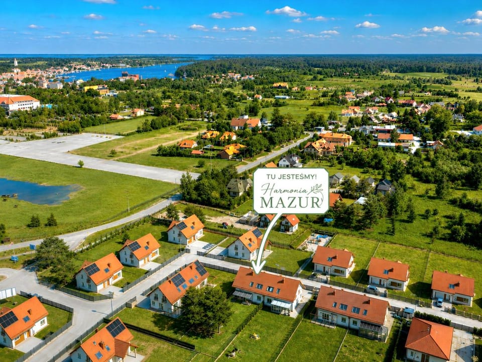 Property building, Nearby landmark, Day, Neighbourhood, Natural landscape, Bird's eye view, City view, Lake view, Location