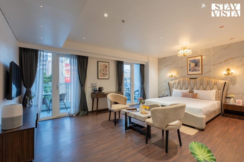 Bed, TV and multimedia, Living room, Seating area, Bedroom