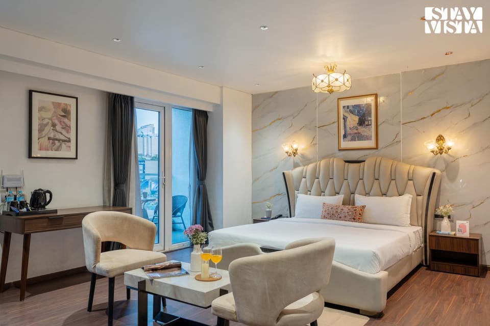 Bed, Seating area, Bedroom