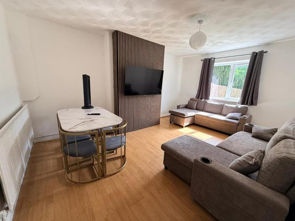 Semi Detached with Hot Tub - Pool Table - Large Garden Apartment in Cardiff