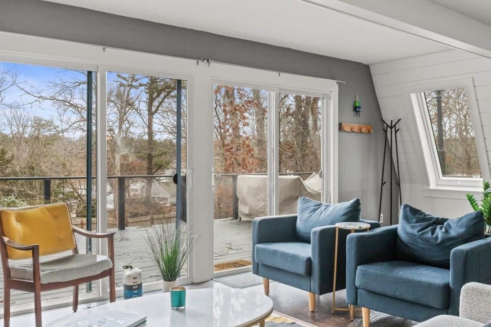 Walk to Water, Kayaks Included, Updated Home House in Mashpee