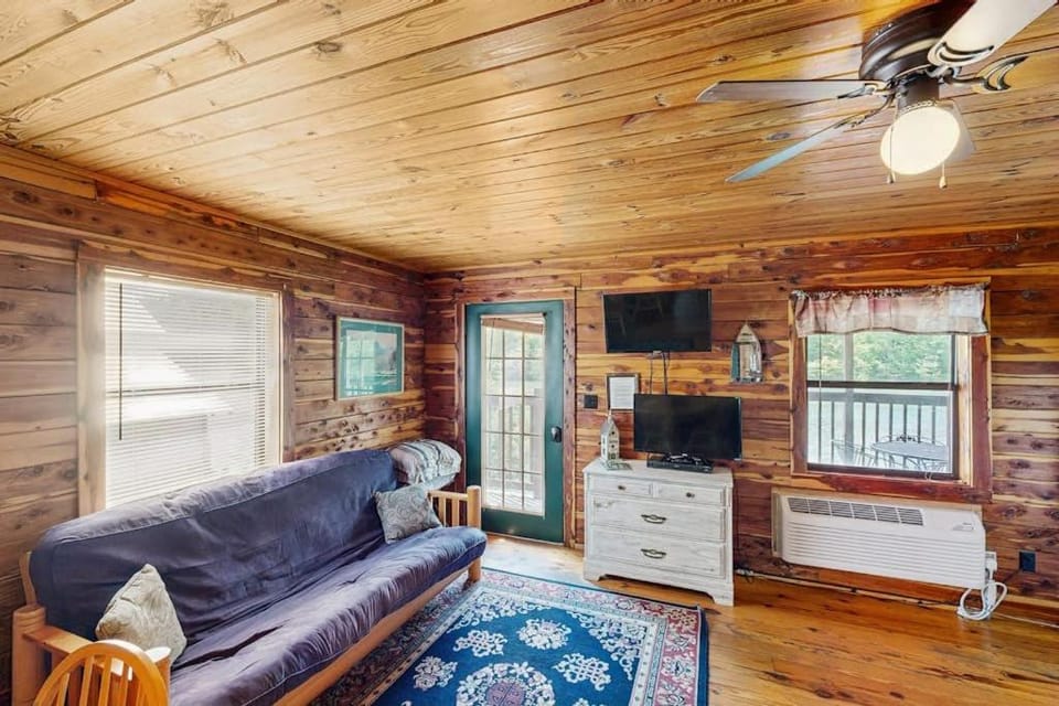 Cozy Lodge Retreat House in Lake Ouachita