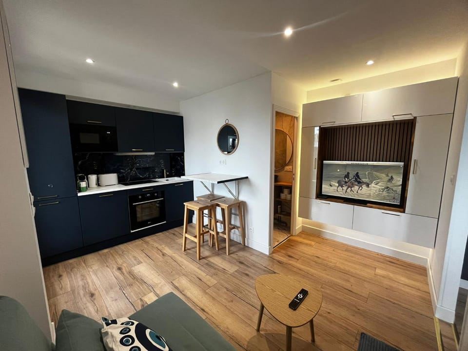 TV and multimedia, Coffee/tea facilities, Kitchen or kitchenette, Living room, Dining area