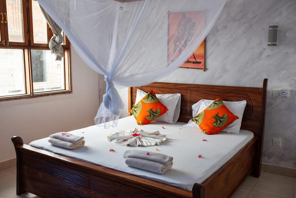 Shower, Toilet, Bathroom, Coffee/tea facilities, Photo of the whole room, Decorative detail, Seating area, Bedroom, Area and facilities