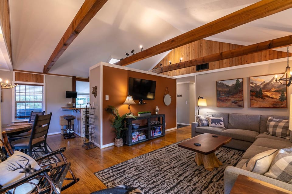 Four Bear Falls House in Banner Elk
