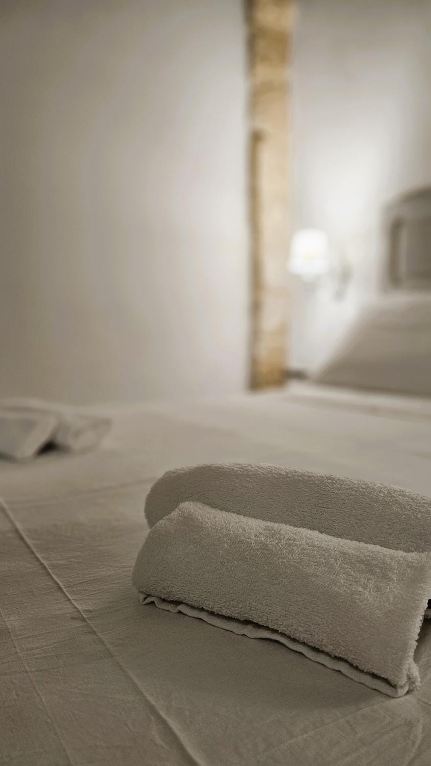 Bed, Bedroom, towels