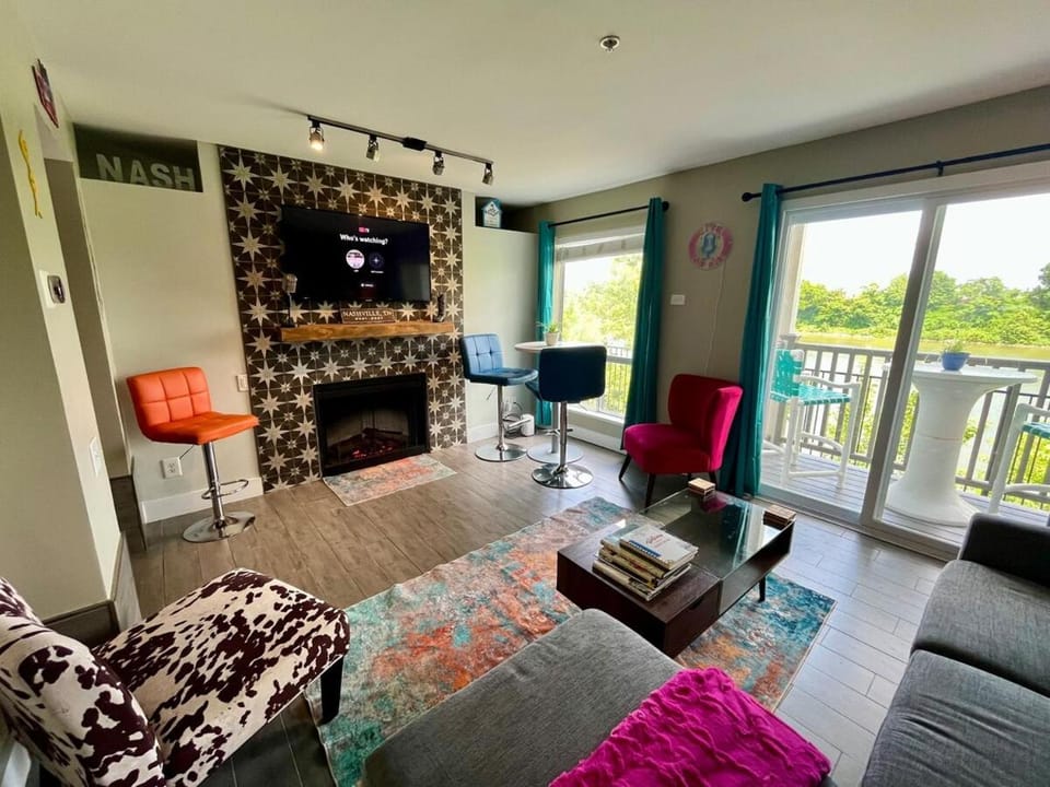Riverside Rhythm! Waterfront & walk to Broadway! Apartment in East Nashville