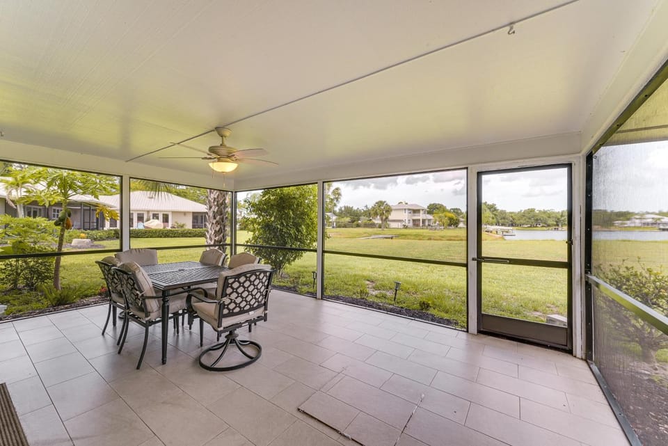 Waterfront Gem 5 Mi to Siesta Key! Bring Your Pet House in Bee Ridge