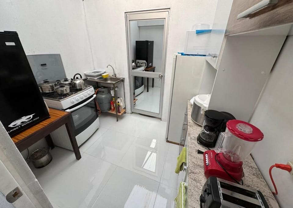 Kitchen or kitchenette, minibar, oven