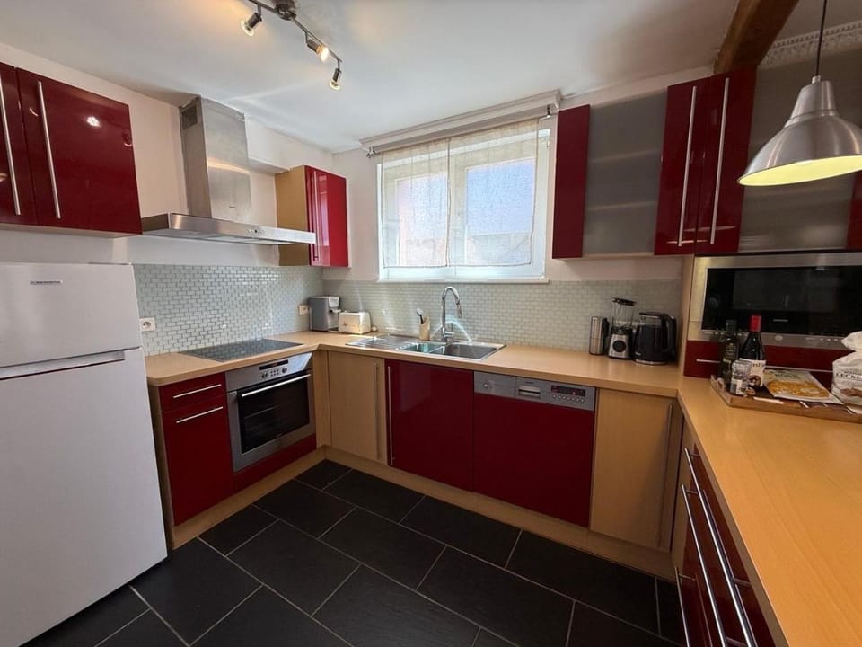 Coffee/tea facilities, Kitchen or kitchenette, dishwasher, oven, stove, toaster