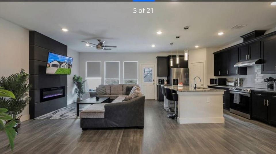 TV and multimedia, Kitchen or kitchenette, Living room, Seating area, fireplace