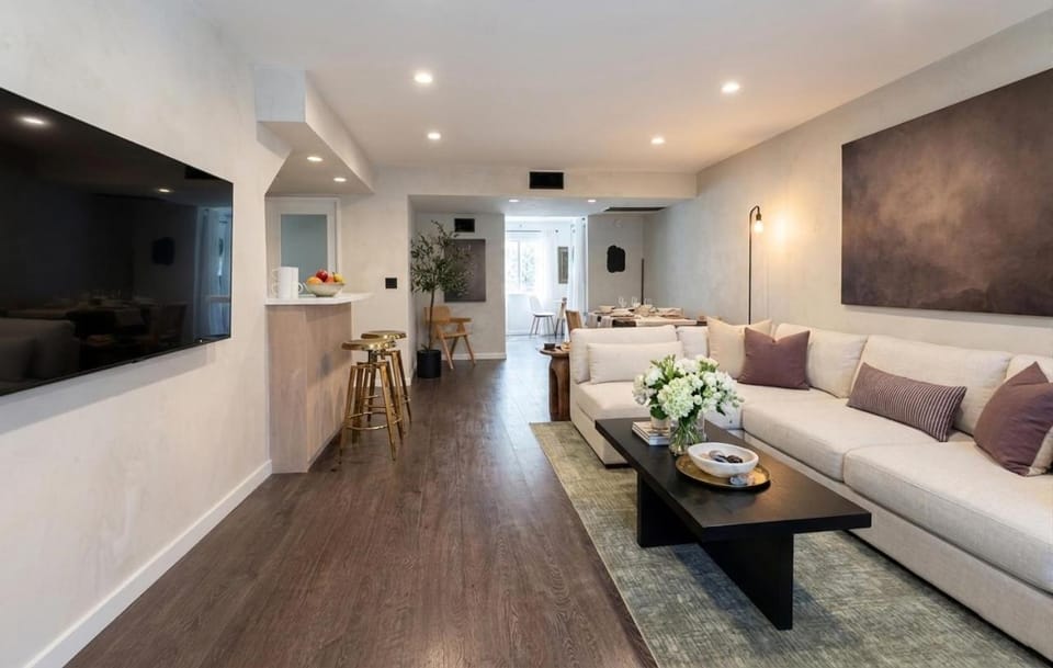 Communal lounge/ TV room, TV and multimedia, Living room, Seating area, Evening entertainment, air conditioner