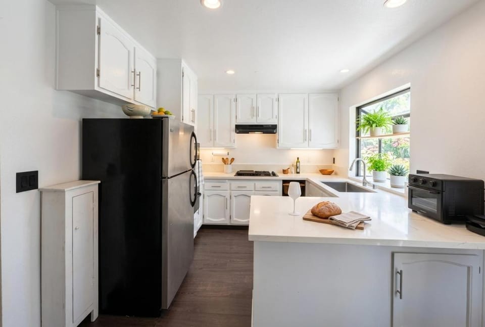 Kitchen or kitchenette, dishwasher, stove, toaster