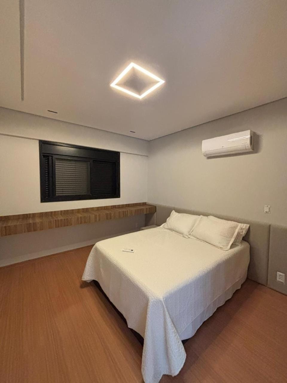 Bed, Photo of the whole room, Bedroom, air conditioner